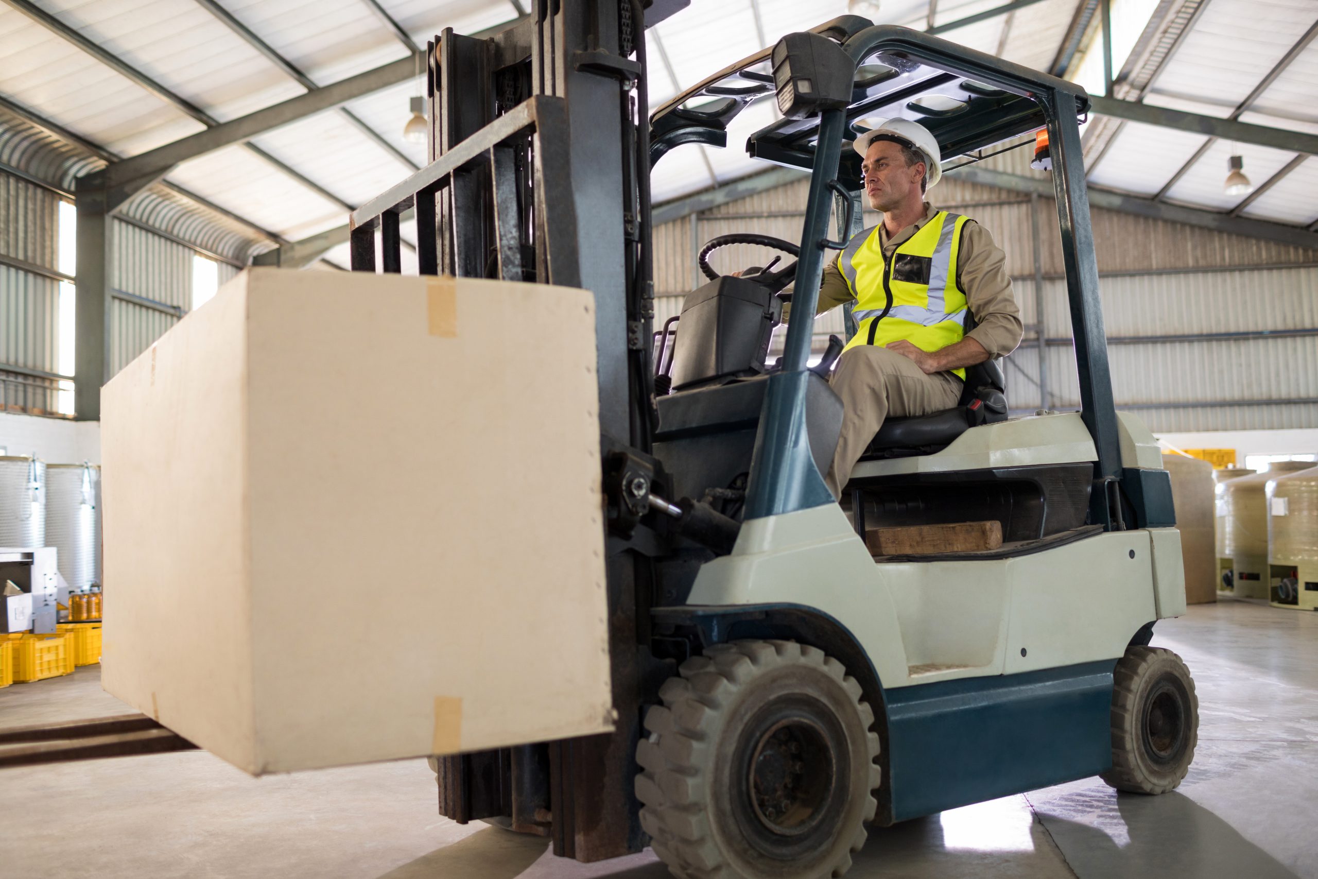 worker carrying package with forklift EWS9DRY scaled